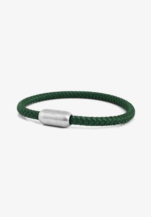 Bracelet tressé vert en textile, doté d'un fermoir en métal argenté lisse avec des détails gravés.