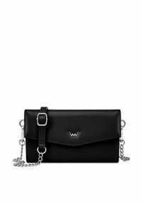 Černá kožená crossbody taška s řetízkovým popruhem, s klopou a logem, hladkým povrchem. Kompaktní obdélníkový design.