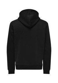Felpa nera con cappuccio arrotondato, maniche lunghe e un tessuto testurizzato con polsini e orlo a costina. La vista posteriore mostra un design minimalista.
