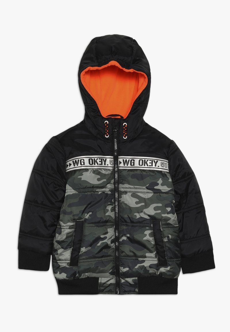 Chaqueta acolchada negra y de camuflaje con capucha forrada en naranja, cierre con cremallera en la parte delantera y puños elásticos, que presenta una banda con logo en el pecho.
