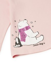 Jasnoróżowa tkanina z grafiką przedstawiającą niedźwiedzia polarnego w fioletowym, błyszczącym szalu oraz pingwina, obie postacie otoczone płatkami śniegu. Tekst "Dzień śniegu".