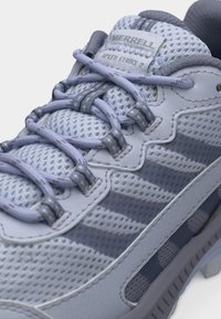 Ανοιχτό μπλε αθλητικό παπούτσι Merrell Speed Strike 2 με επάνω μέρος από δίχτυ, διακοσμητικά μοτίβα και κορδόνια με θηλιές περασμένες από υφασμάτινες τρύπες.