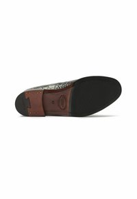 Suola in pelle di scarpa con una superficie testurizzata e un motivo crepato in grigio e nero. Accento in pelle marrone sul tallone con borchie in ottone. Suola in gomma liscia.