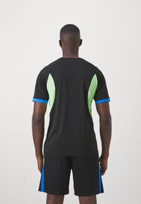 Puma INDIVIDUALLIGA GRAPHIC - Športne majice - black/fizzy apple