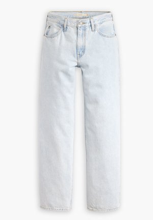 Jeans de ganga azuis claros, de perna reta e com cintura alta, com cinco bolsos, fechamento frontal por botão e detalhes de costura visíveis.
