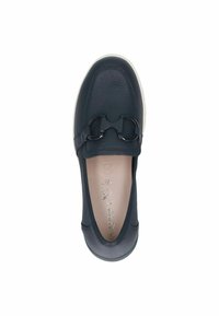 Tumši zilas ādas slip-on kurpes ar teksturētu virsmu, ar melnu aparatūru un gaišu zoli. Iekšpuse ir gaiši brūna.