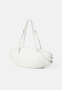 Sac en cuir blanc au design courbé et plissé. Il est doté de deux fines bretelles et d'une texture lisse sans motifs ni accessoires supplémentaires.