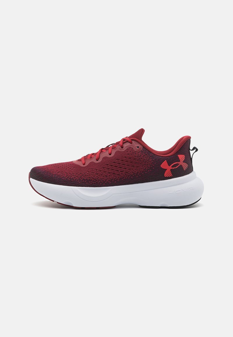 Rød og sort Under Armour løbesko med netoverdel, hvid polstret sål og logo på hælen mod hvid baggrund.