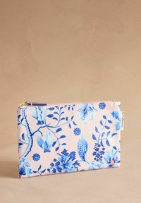 Gėlių rašto paketas su mėlynomis dizainais ant rožinės medžiagos. Jis turi užtrauktuką ir mažą etiketę šone. Kompaktiška ir stačiakampė forma.