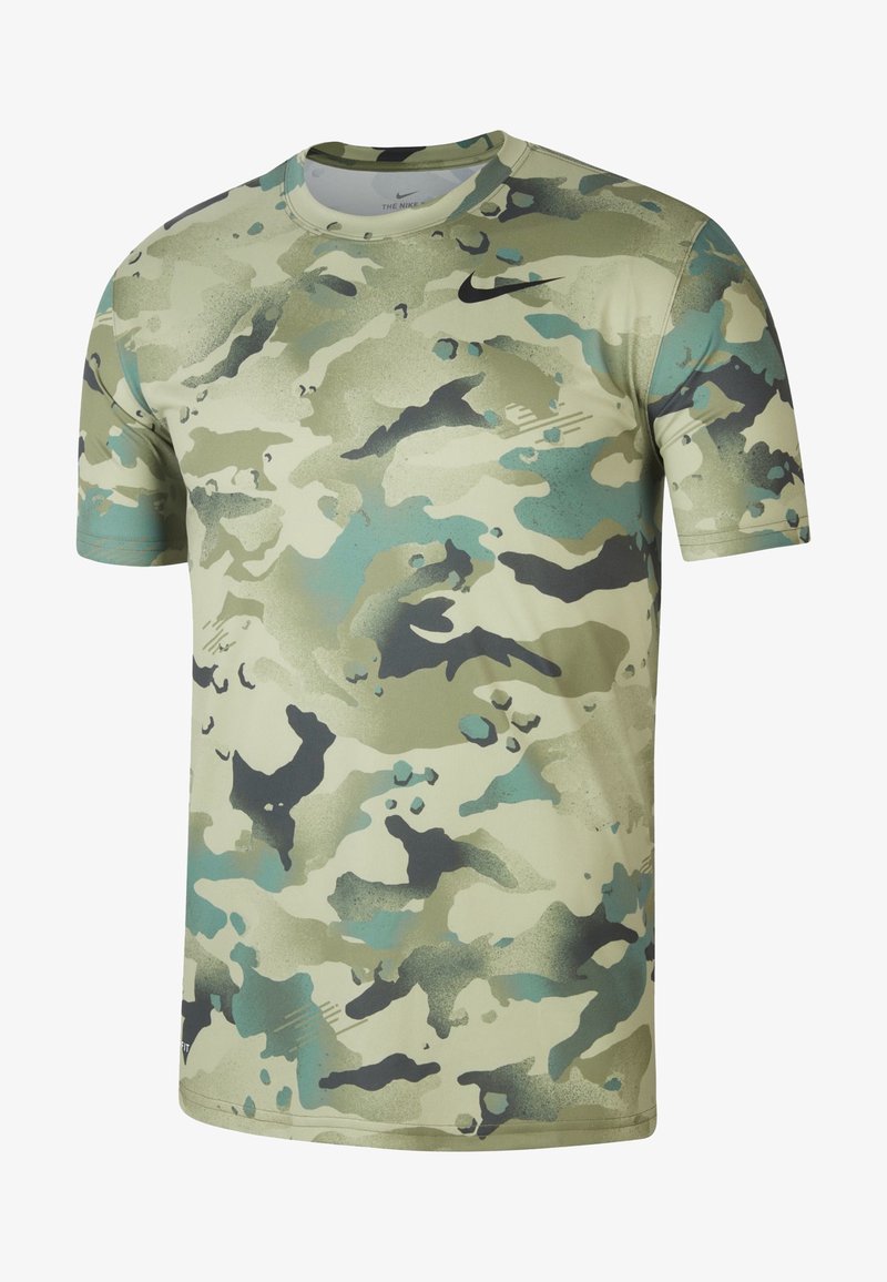 Camiseta de camuflaje en tonos verde claro, verde oscuro y azul. Mangas cortas, cuello redondo, tejido texturizado con manchas y patrones abstractos.