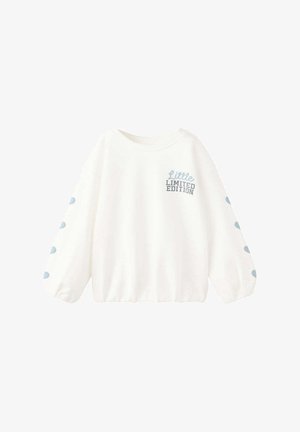 Witte blouse met lange mouwen met blauwe hartvormen op de mouwen en tekst "Little Limited Edition" op de borst.