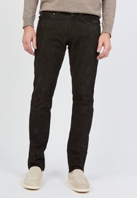 Czarne zamszowe spodnie o dopasowanym kroju, z klasycznym pięciopocketowym fasonem i metalowymi akcentami. Gładka tekstura i minimalne detale.