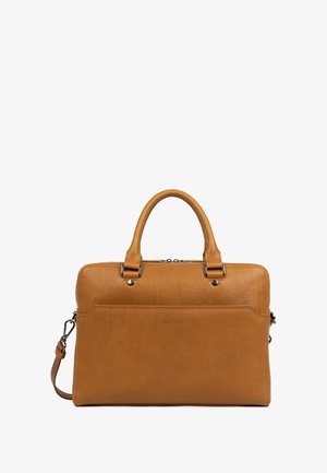 Bruine leren laptoptas met dubbele handvatten, afneembare schouderriem, ritssluiting en voorvak. Glad textuur, rechthoekige vorm.