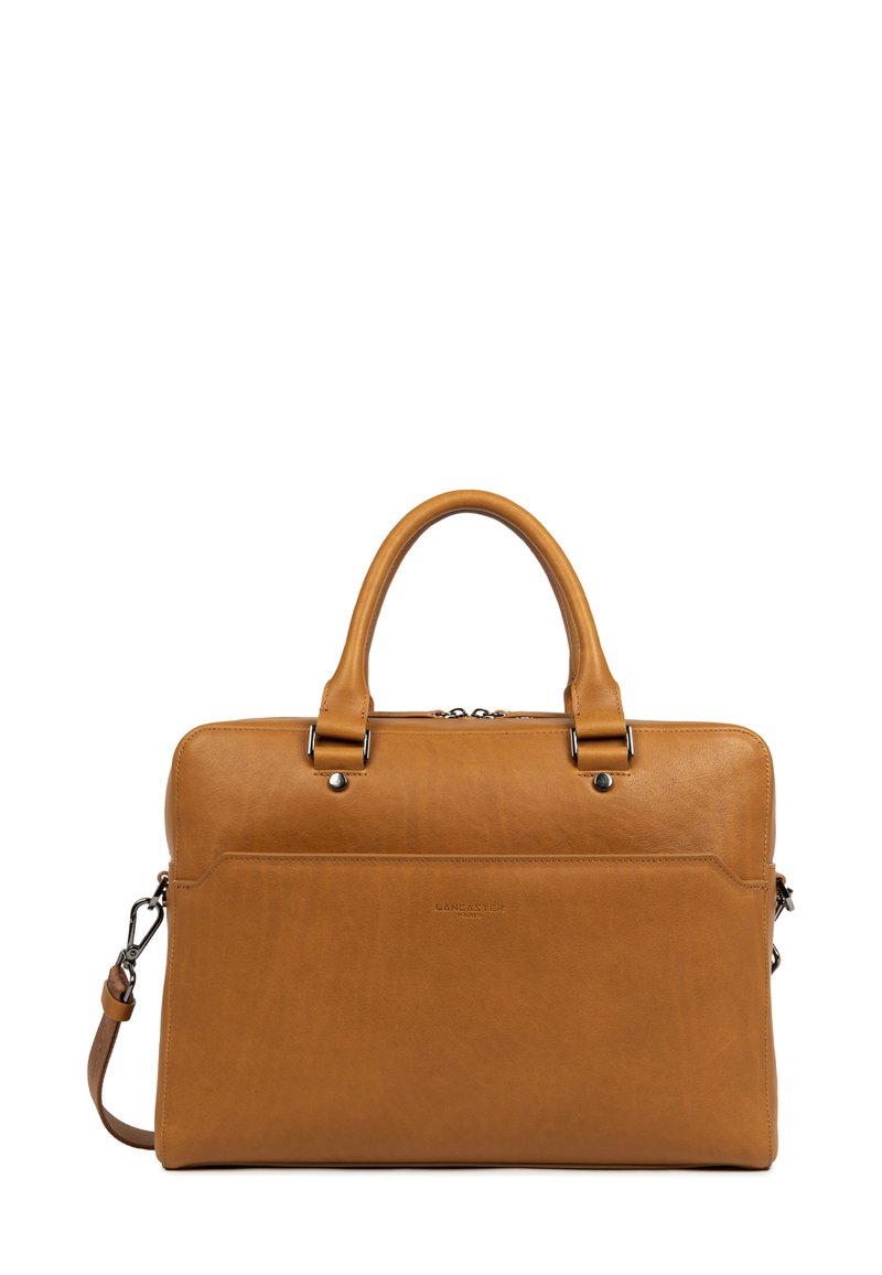 Braune Leder-Laptoptasche mit zwei Griffen, abnehmbarem Schultergurt, Reißverschluss und Fronttasche. Glatte Textur, rechteckige Form.