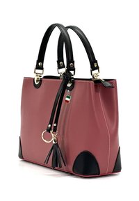 Roze nepleer handtas met zwarte accenten, dubbele bovenhandvatten, gouden hardware en een kwastdetail. Voorzien van een charme met de Italiaanse vlag.