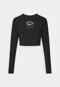 Schwarzes, gekürztes Langarmshirt mit Rundhalsausschnitt und gesticktem "TOMMY JEANS"-Logo in Rot, Blau und Weiß.