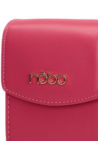 Cartera de cuero sintético rosa con una textura suave, que presenta un logo metálico dorado y costura en contraste a lo largo del borde.