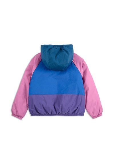 Veste à capuche colorée avec des panneaux roses, bleus et violets. Les poignets et l'ourlet élastiques assurent un ajustement confortable. Matière légère et résistante à l'eau.