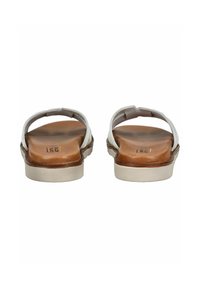 Des sandales en cuir tan à lanières gris clair, avec une semelle plate et une semelle intérieure texturée. La vue arrière montre un design ouvert à l'avant et des accents minimalistes.