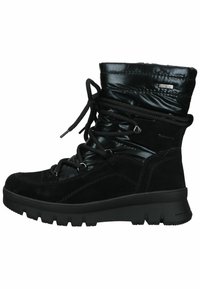 Botas negras hasta el tobillo que combinan material sintético brillante y ante. Suela gruesa con un patrón texturizado, cierre de cordones ajustable y cuello acolchado.