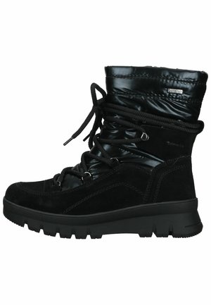 Černé kotníkové boty vyrobené z kombinace lesklého syntetického materiálu a semiše. Silná podrážka s texturovaným vzorem, nastavitelné šňůrkové zapínání a polstrovaný límec.
