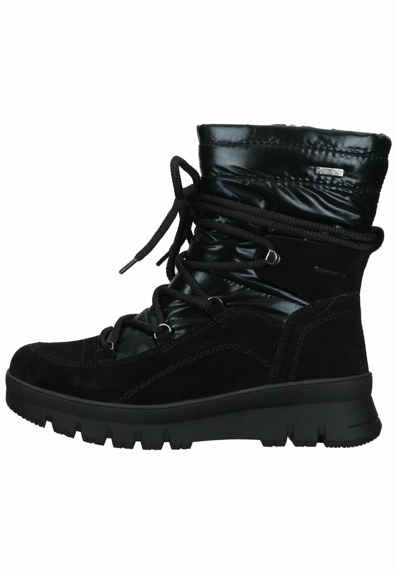 Botas negras hasta el tobillo que combinan material sintético brillante y ante. Suela gruesa con un patrón texturizado, cierre de cordones ajustable y cuello acolchado.