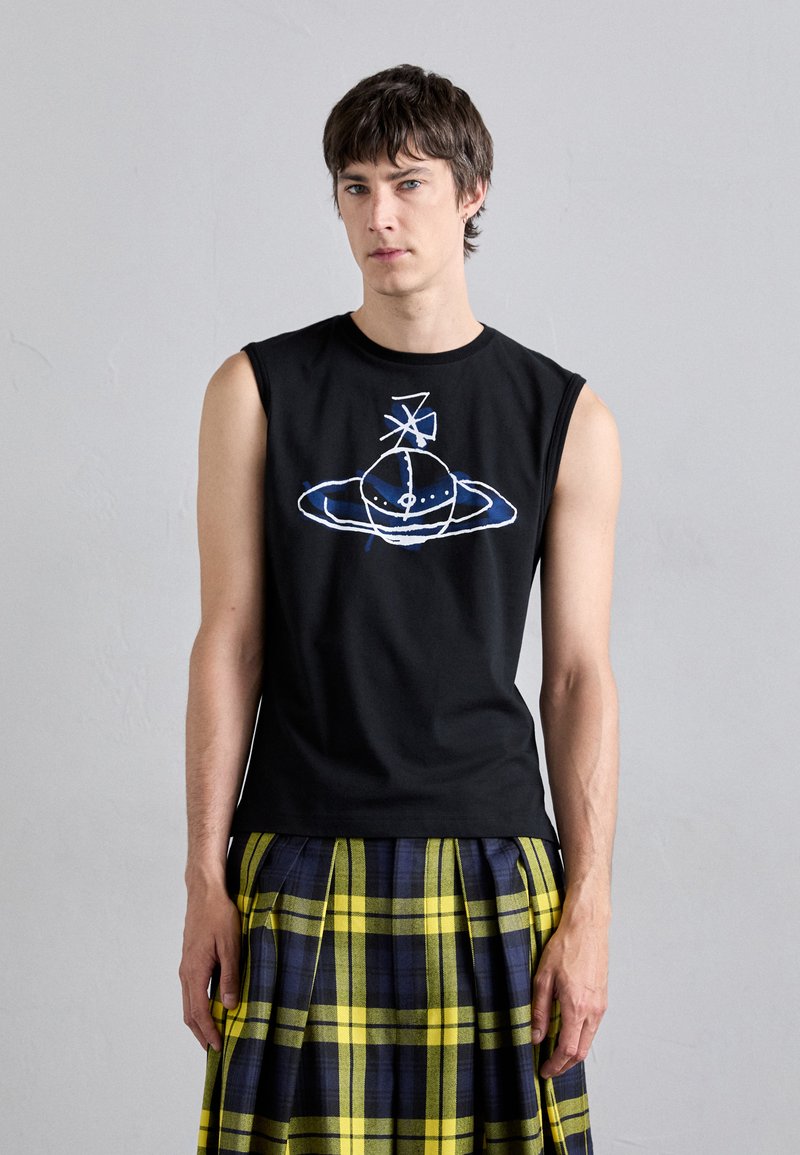 Schwarzes ärmelloses T-Shirt mit blauem und weißem Grafikdesign auf der Vorderseite, kombiniert mit einem karierten Kilt, der gelbe und marineblaue Streifen hat.