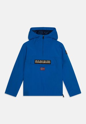 Anorak bleu à capuche avec fermeture éclair à l'avant, patch logo Napapijri et emblème du drapeau norvégien sur la poitrine.