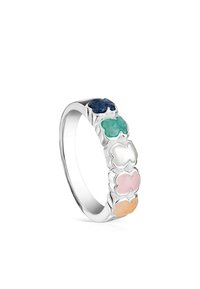Anillo de plata con seis piedras en forma de trébol: azul marino, verde, blanco, rosa y naranja. Textura suave, acabado pulido y detalles intrincados.