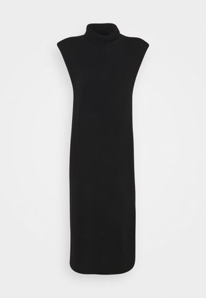 Czarna dzianinowa sukienka bez rękawów, z wysokim golfem, dopasowanym fasonem i prążkowanym dołem, wykonana z miękkiego, fakturowanego materiału.