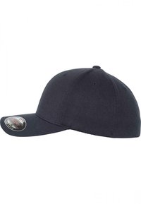 Mørk marineblå baseballcap med rund krone, stiv buet skjerm, tekstilstruktur og et sirkulært logo klistremerke på forsiden.