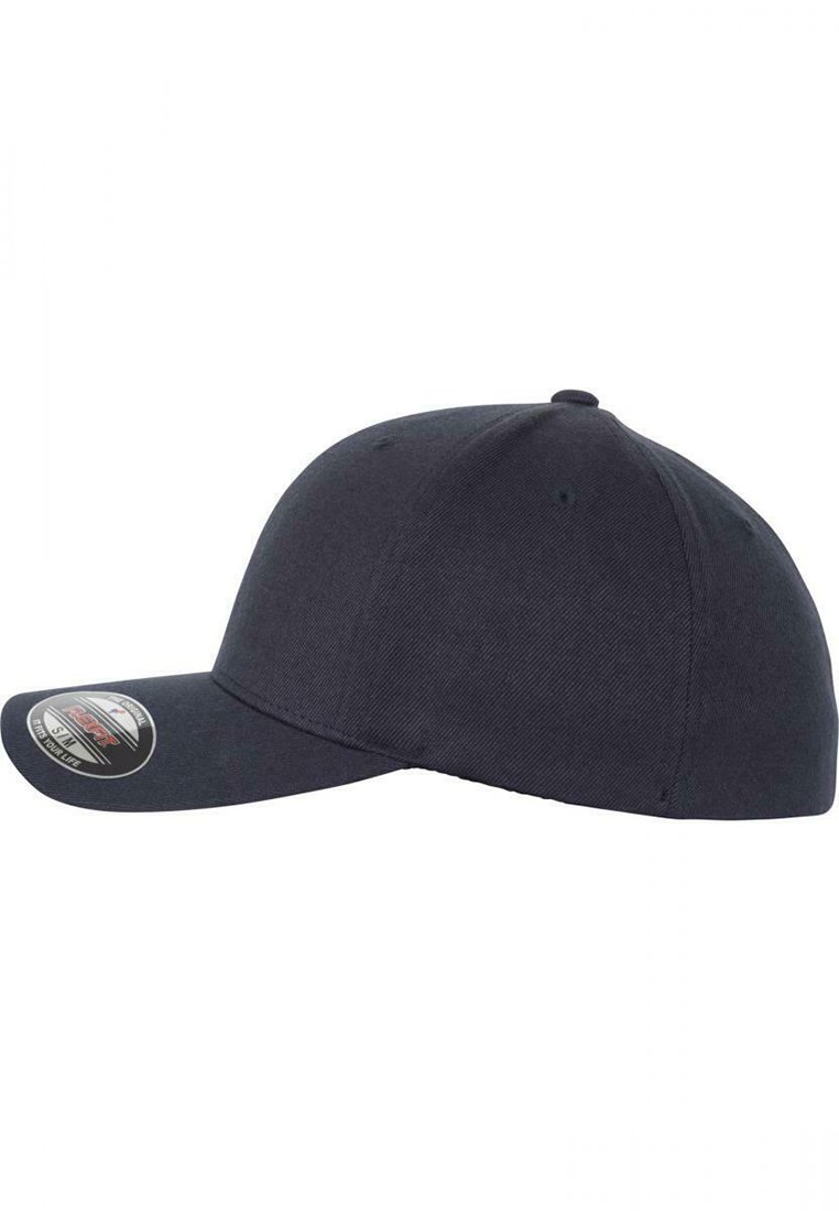 Mørk marineblå baseballcap med rund krone, stiv buet skjerm, tekstilstruktur og et sirkulært logo klistremerke på forsiden.