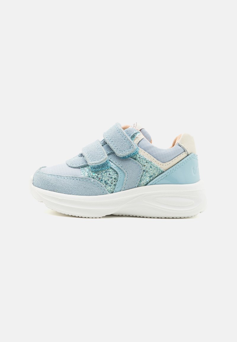 Heledad sinine tennisekingad, millel on sametist ja glitternit läike, kahe Velcro-riba ja tekstuurse valge kummitald.