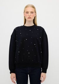 Nevybráno, Navy blue