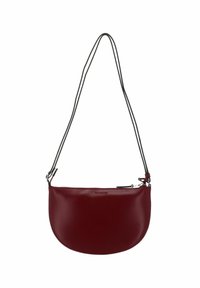 Rote Lederhandtasche mit halbkreisförmiger Form, dünnem schwarzen Schulterriemen und Reißverschluss. Glatte Textur mit minimalistischem Design.