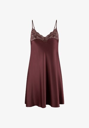 Burgundy satin slipskjorte med blonde detaljer ved udskæringen, justerbare stropper og en flagrende kant for en A-formet silhuet.