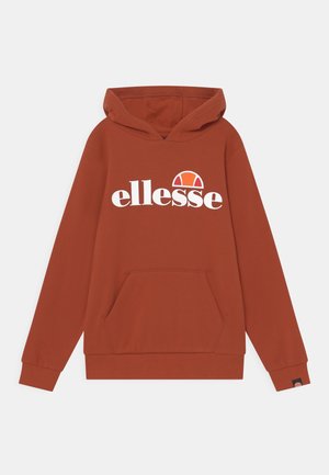 Hnědočervená mikina s kapucí, přední kapsa, elastické manžety a bílé logo „ellesse“ s půlkruhovým akcentem. Hladká textury látky.