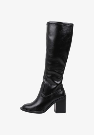Botte noire en cuir montant jusqu'au genou, avec un bout arrondi et un talon bloc épais, présentée sur un fond blanc.