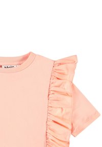 Peachfärgad t-shirt med kort ärm som har en rynkad satinkant längs axeln, tillverkad av mjukt bomullstyg.