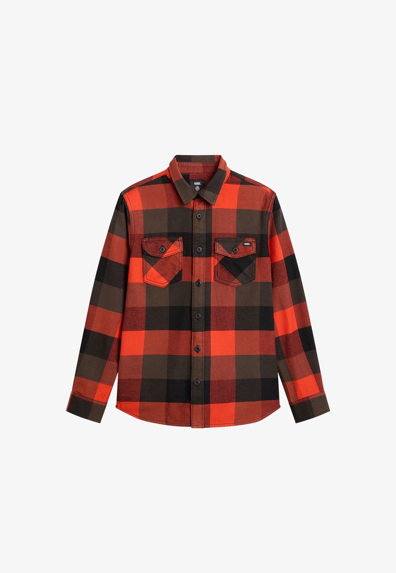 Chemise en flanelle à carreaux rouge et noir, manches longues, devant boutonné, deux poches poitrine, avec des accents marron contrastants.