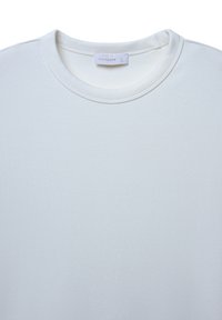 Weißes T-Shirt mit kurzen Ärmeln aus weicher Baumwolle und rundem Halsausschnitt. Enthält ein Etikett mit "CALLIOPE" und der Größe "L."