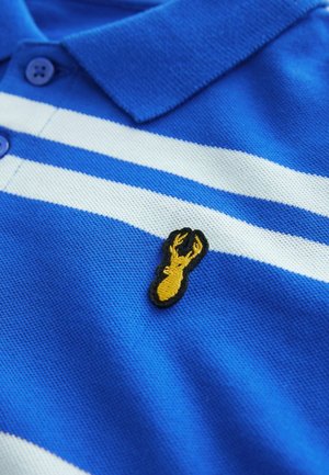 Blaues Poloshirt mit weißen horizontalen Streifen, versehen mit einem gelben gestickten Hummerlogo. Gekörntes Material mit klassischem Kragen und Knopfdetails.