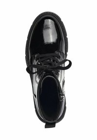 Bottes de cheville en cuir verni noir avec bout rond, devant à lacets et zip sur le côté. Dotées d'une semelle en caoutchouc plate et d'une surface lisse et brillante.