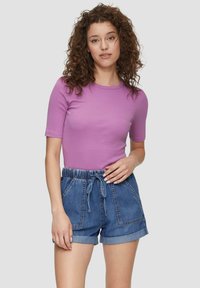 QS AUS MIT PASPELIERTEM AUSSCHNITT - T-shirt basic - lavendel