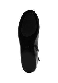 Pantofii din piele neagră au un finisaj neted, talpă plată și un detaliu discret cu logo. Talpa prezintă linii texturate pentru o aderență îmbunătățită.