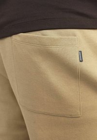 Jack & Jones JPSTACE SMART - Tracksuit bottoms - elmwood