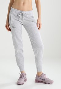 Joggers de mezcla de algodón gris con cintura elástica, piernas ajustadas, bolsillos laterales y acento del logo de Kappa en la cadera izquierda.
