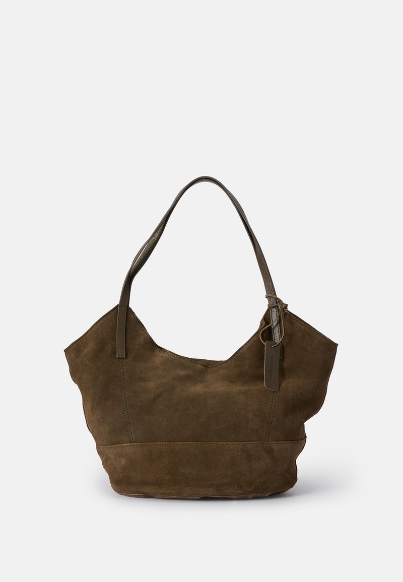 Bolsa tote de camurça castanha com alças de couro liso, forma mole e uma etiqueta lateral. Apresenta detalhes em costura ao longo das costuras.