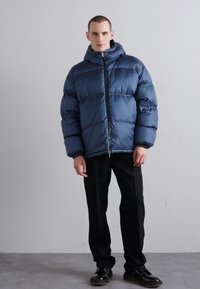 Filippa K PUFFER JACKET - Dunjakker - dawn blue/navy