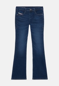 Vaqueros acampanados de color azul oscuro hechos de denim, que cuentan con cinco bolsillos, costuras en contraste y un cierre de botón y cremallera.